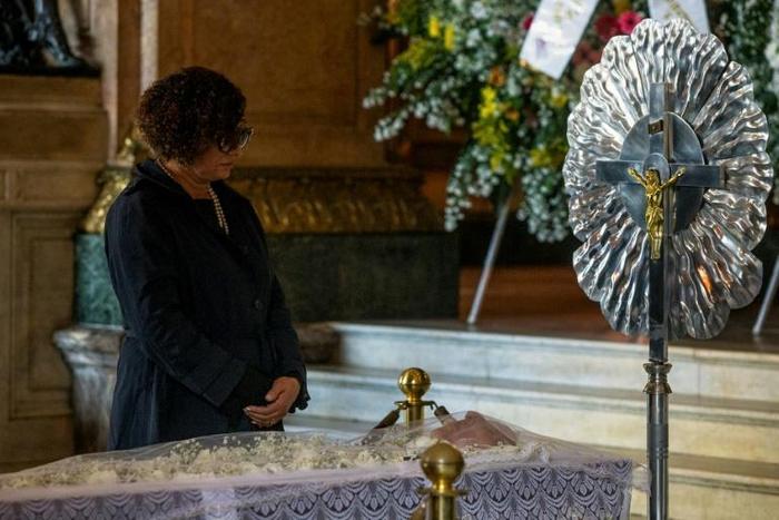 La femme de Joao Gilberto, Maria do Ceu Harris, participe à la veille funèbre en hommage au chanteur à Rio de Janeiro, le 8 juillet 2019.
