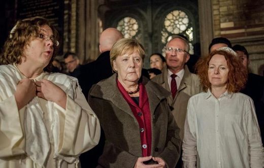 German Chancellor Angela Merkel met rabbi Gesa Ederberg (l) and other members of the Jewish community at a vigil outside the New Synagogue in Berlin