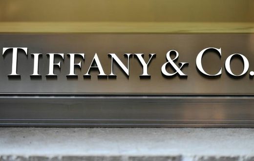 Tiffany & Co have removed a tweet showing a woman covering one eye after Chinese consumers accused the jeweller of supporting the Hong Kong democracy movement