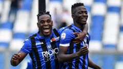 Atalanta's Musa Barrow (R) celebrates with Duvan Zapata after scoring against Genoa