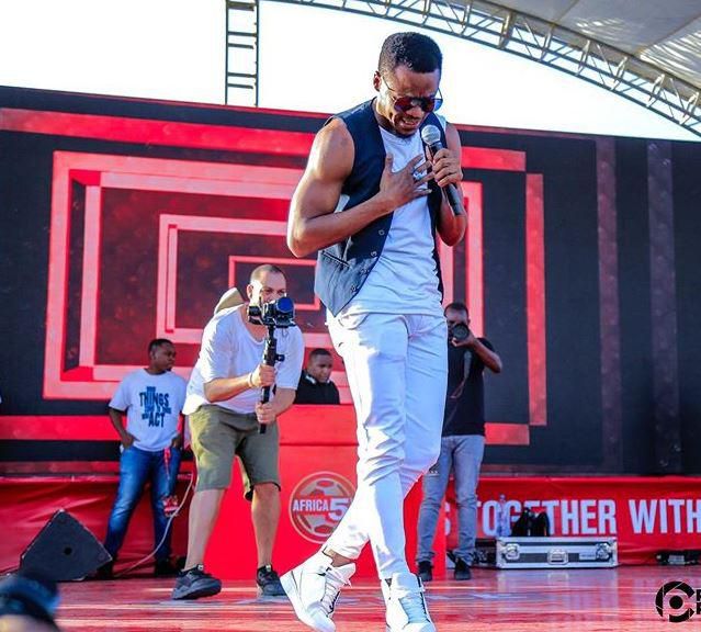 Alikiba walks away from funeral seconds after Harmonize's arrival (video)