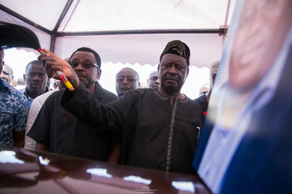 Raila's trademark salute for the dead during the Late Chris Msando's funeral