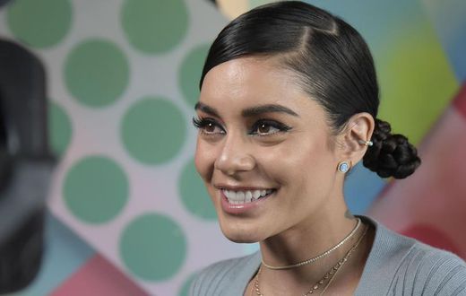 Vanessa Hudgens Shares No-Makeup Selfie