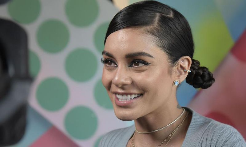 Vanessa Hudgens Shares No-Makeup Selfie