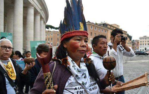 Des représentants de groupes ethniques d'Amazonie rassemblés le 7 octobre 2019 sur la place Saint-Pierre du Vatican à l'ouverture d'un synode des évêques de la région. Les incendies et les politiques de déforestation menacent le mode de vie des populat...