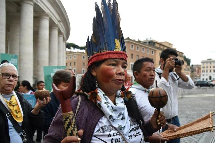 Des représentants de groupes ethniques d'Amazonie rassemblés le 7 octobre 2019 sur la place Saint-Pierre du Vatican à l'ouverture d'un synode des évêques de la région. Les incendies et les politiques de déforestation menacent le mode de vie des populat...