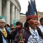 Des représentants de groupes ethniques d'Amazonie rassemblés le 7 octobre 2019 sur la place Saint-Pierre du Vatican à l'ouverture d'un synode des évêques de la région. Les incendies et les politiques de déforestation menacent le mode de vie des populat...