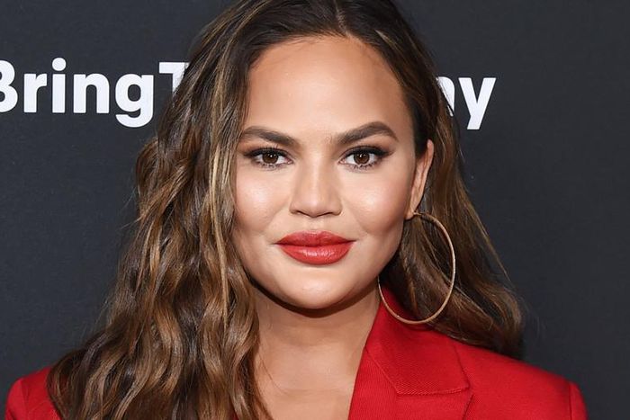 Chrissy Teigen Rubbed Aloe On 'Red Blotchies'