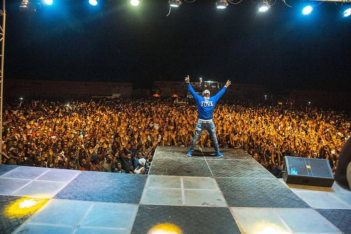 Harmonize on Stage. Lady faints on stage in the Middle of Harmonize’s performance (Video)