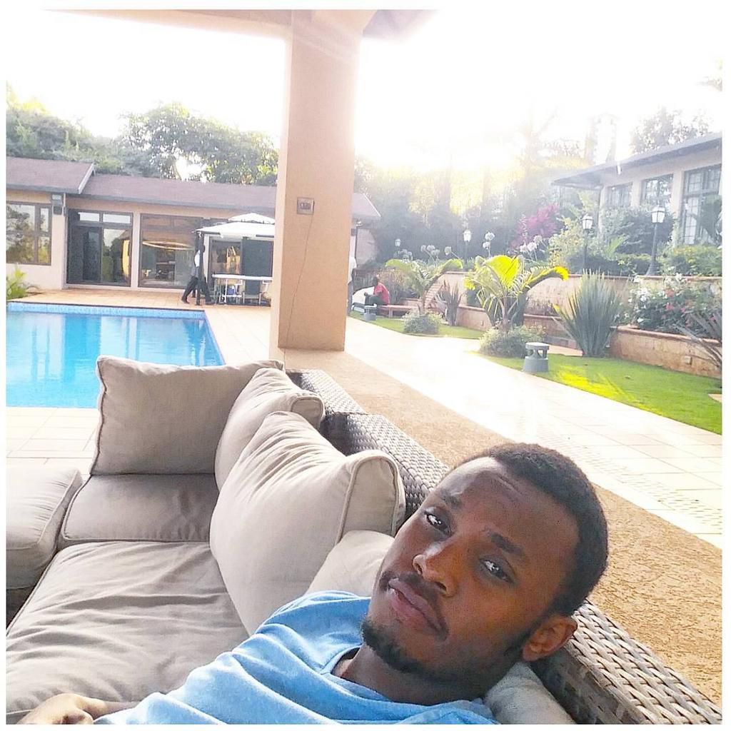 Alvin at their Windosr home (Instagram)