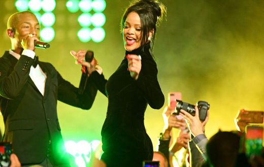 Fans Think Rihanna Might Be Pregnant