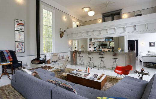 It Was the Ideal Antique Building. Who Needs Bathrooms, Anyway?