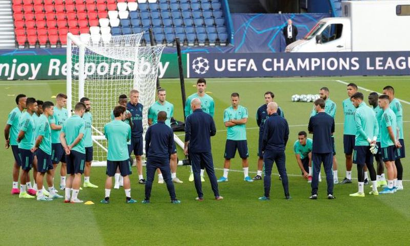 Real Madrid coach Zinedine Zidane talks to his players on the Parc des Princes pitch ahead of Wednesday's Champions League clash with Paris Saint-Germain