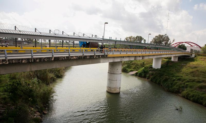 Sit-In Protest by Migrants Closes Down Border Bridge