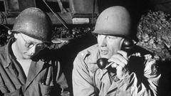 Robert Maxwell, World War II hero who fell on a grenade, dies at 98