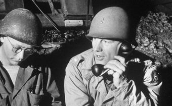 Robert Maxwell, World War II hero who fell on a grenade, dies at 98