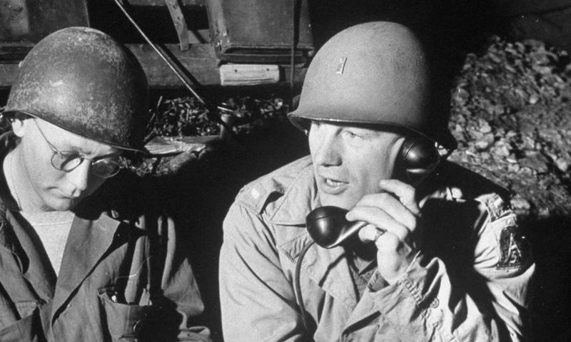 Robert Maxwell, World War II hero who fell on a grenade, dies at 98