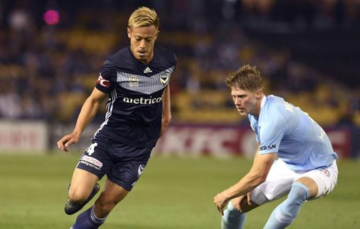 Keisuke Honda (L) made his plea to Manchester United as he is trying to find a new club in Europe after leaving Melbourne Victory