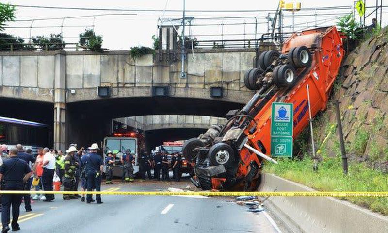 Wild crash near Lincoln tunnel stalls rush hour