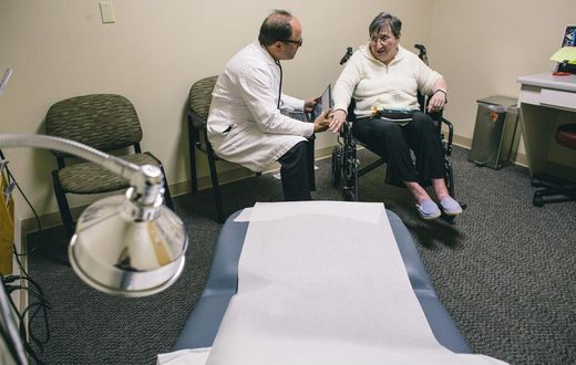 Health Officials Urge Caution in Reducing Opioids for Pain Patients