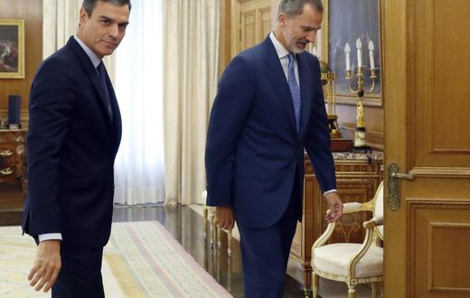 Spanish acting Prime Minister Pedro Sanchez (L) met with King Felipe VI of Spain (R) who concluded there was no candidate with enough support to form a government