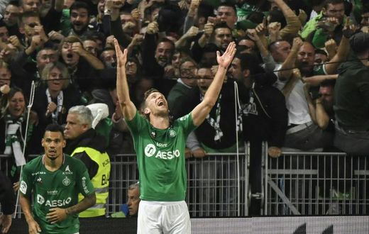 Robert Beric (C) celebrates his late winner as Saint-Etienne beat derby rivals Lyon 1-0 at home