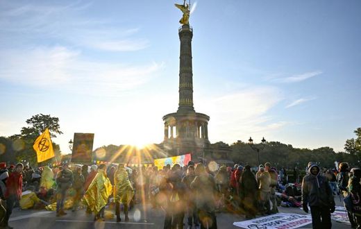 'Extinction Rebellion' protesters blocked traffic in Berlin demanding urgent action on climate change