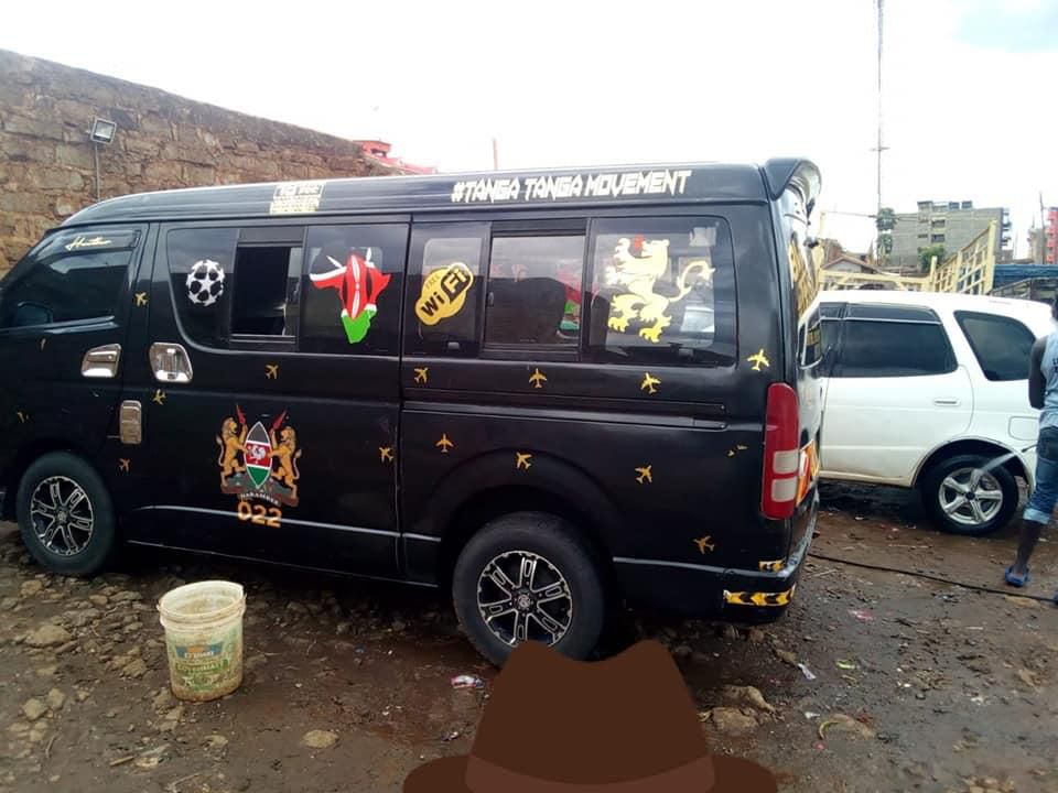 Matatu bearing photo of DP William Ruto in Commander-in-Chief uniform and Kenyan Coat of Arms (Twitter)