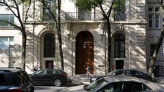 Jeffrey Epstein Is Accused of Luring Girls to His Manhattan Mansion and Abusing Them