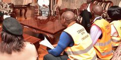 Census officials at DP William Ruto's residence on Saturday. Census to go on from 6am to 10pm in Nairobi, Mombasa, Kisumu, Kakamega, Nakuru, Eldoret, Thika, Nyeri