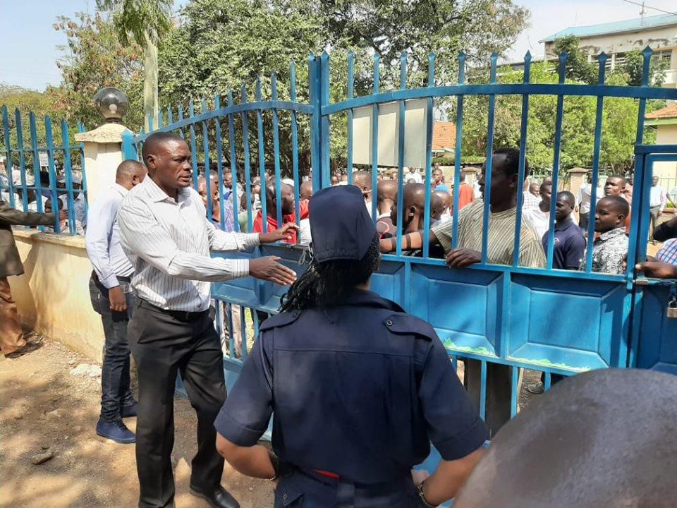 Chaos breaks out at Kisumu County Assembly, police lob teargas at rowdy supporters of Speaker Onyango Oloo