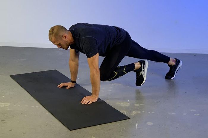 How to Do Mountain Climbers the Right Way