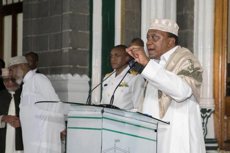 President Uhuru Kenyatta addresses Muslim faithfuls at Jamia Mosque in historic maiden visit by a sitting president (PSCU)