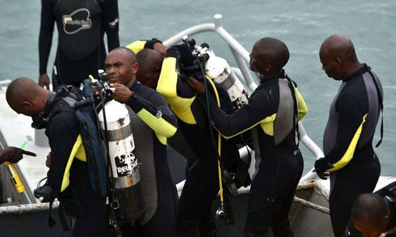 Divers helping in retrieval of bodies at Likoni Channel