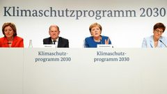 (l to r) Rhineland-Palatinate's State Premier Malu Dreyer, German Finance Minister Olaf Scholz, German Chancellor Angela Merkel and German Defence Minister Annegret Kramp-Karrenbauer announce the 2030 Climate Prtoection Programme on Friday