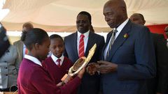 Kenya’s second President, Daniel Arap Moi hands a trophy to a student. (Dailynation)