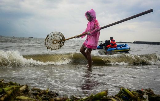 Volunteers in Manila scoop up coastal trash as part of the World Cleanup Day initiative