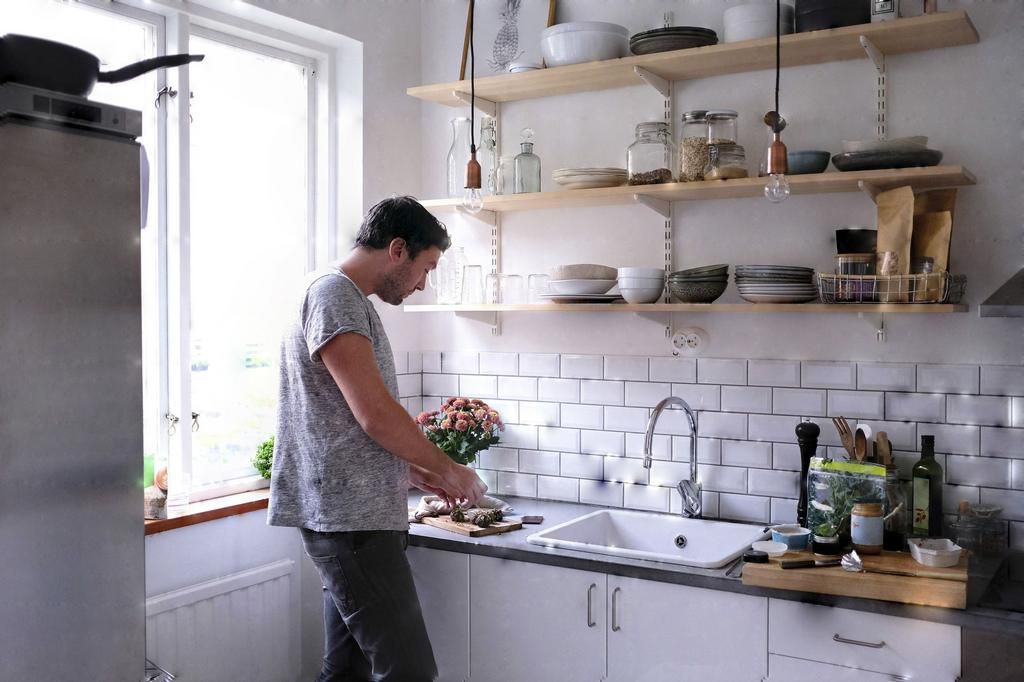How to Eat Your Meals Over the Sink