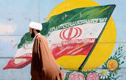 Australia has urged its citizens to reconsider travelling to Iran after three Australians were detained there