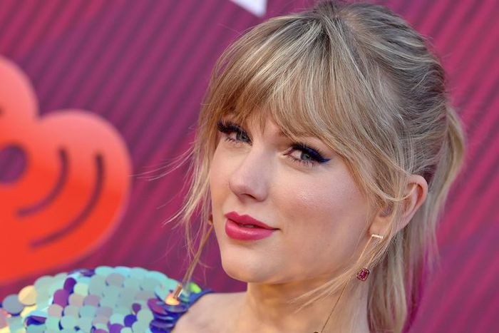 Taylor Swift Reveals Sleep Eating Habit On 'Ellen'