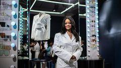 Rihanna pose dans la boutique éphémère de sa marque Fenty à Paris, le 22 mai 2019