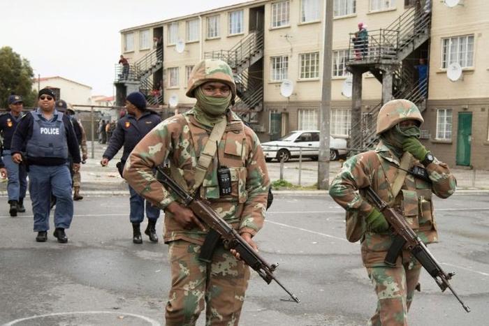 South African troops will stay on the streets of Cape Town's townships in a crackdown on gang violence