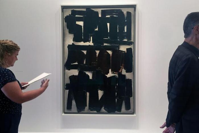 Peinture 195 x 130 cm, 20 novembre 1956, de Pierre Soulages, exposée à New York à la galerie Lévy Gorvy