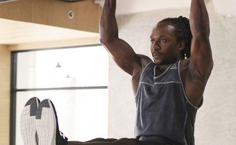 9 Ways to Shred Your Core Using Only a Pullup Bar