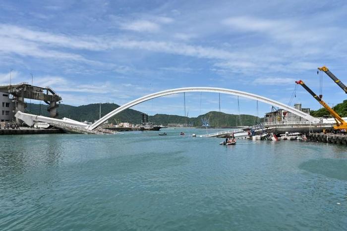At least 12 people were injured when the bridge collapsed
