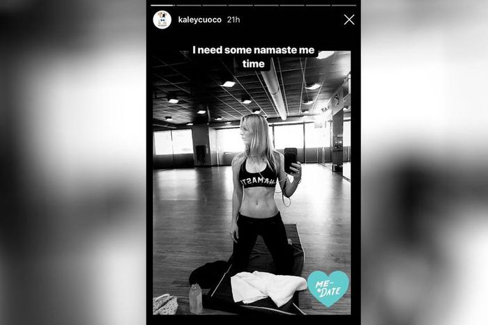 Kaley Cuoco Shows Off Abs In Gym Selfie