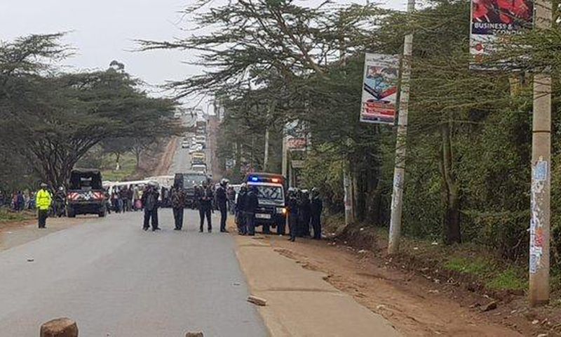 Motorist stuck along Magadi Road after Multimedia students barricade the road