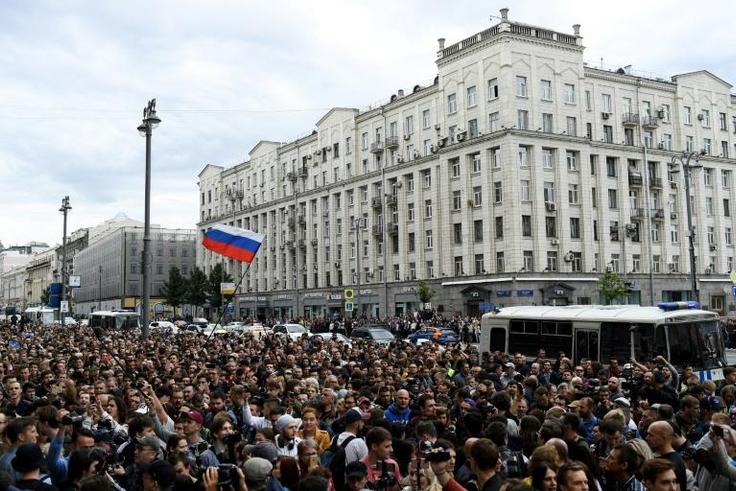 Supporters of independent candidates in upcoming local Moscow elections rallied to demand their names be included on the ballot