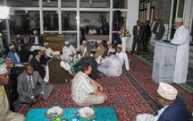 President Uhuru Kenyatta with Muslim leaders during his historic visit to Jamia Mosque as a sitting president (PSCU)