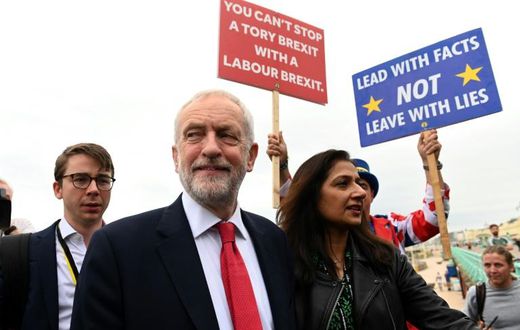 Britain's main opposition Labour Party leader Jeremy Corbyn (C)Corbyn has persevered with efforts to embrace both wings of his party by leaving the ultimate decision on Brexit to voters